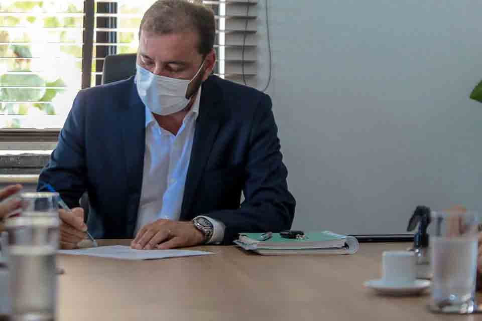 Prefeito Hildon Chaves assina ordem de serviço para reforma do Centro Integrado da Criança e do Adolescente