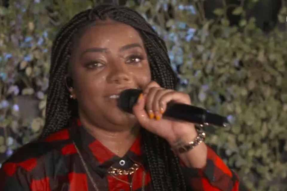 VÍDEO - Ludmilla tropeça e cai em piscina durante live