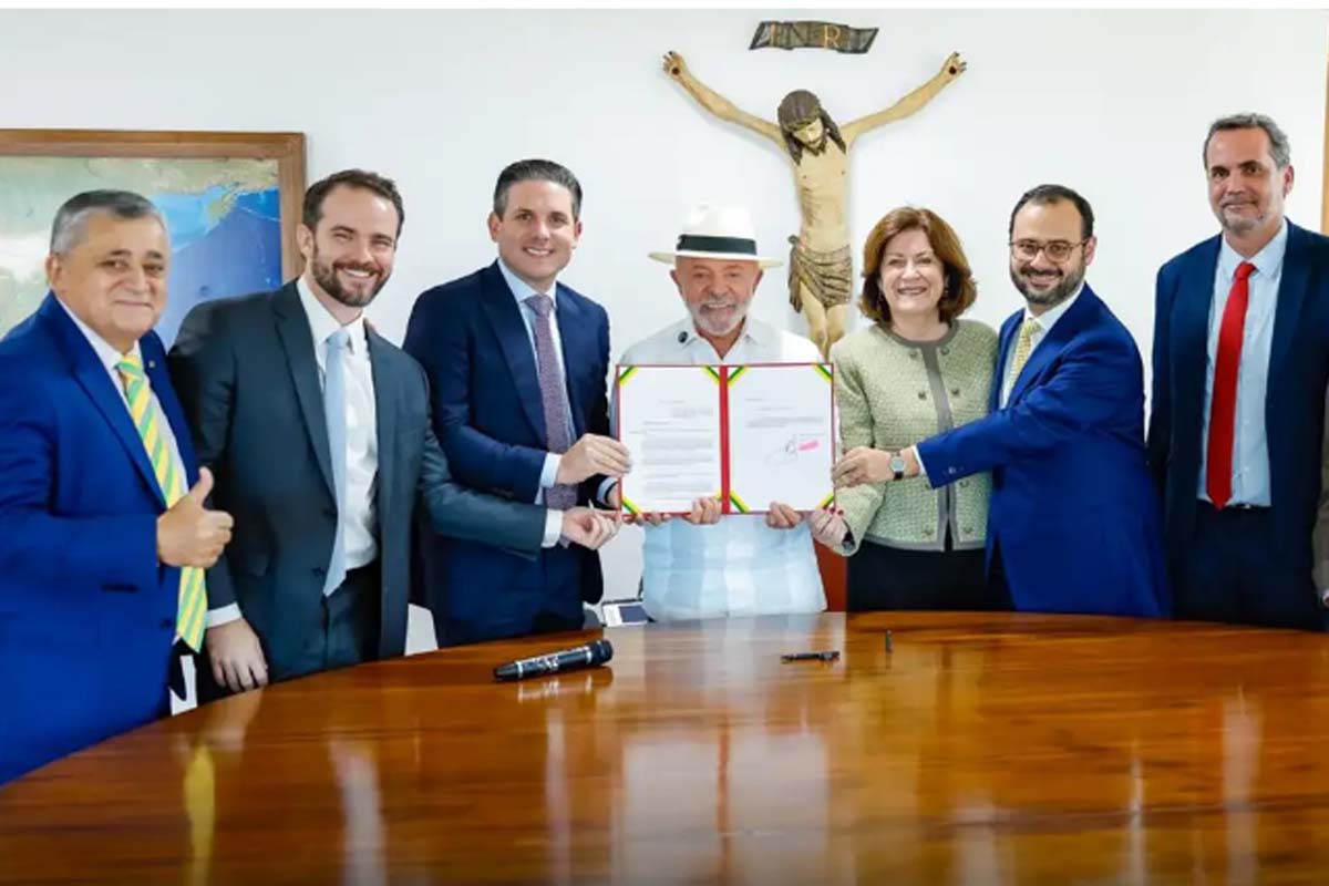 Lula entrega a Motta projeto para beneficiar MEIs