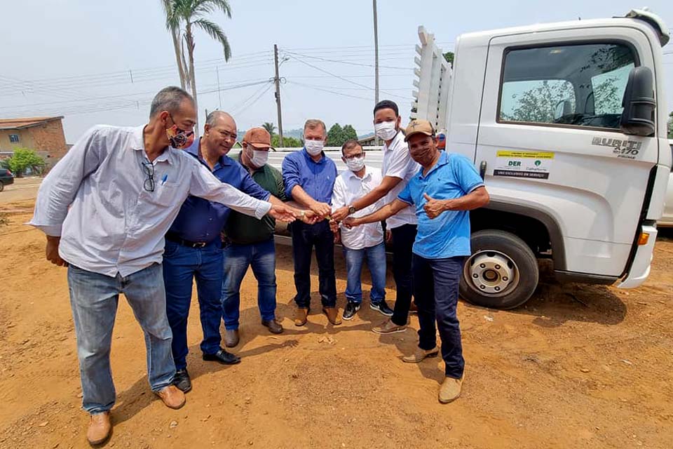Deputado Federal Lúcio Mosquini entrega caminhão no Distrito Nova Colina para dá suporte à secretaria de Agricultura 
