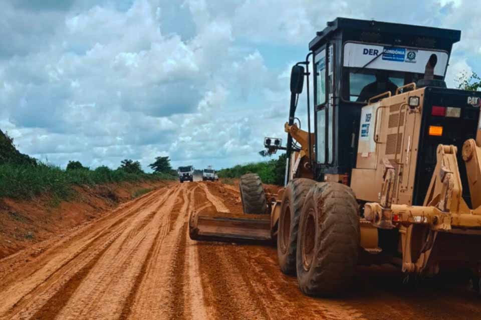 Serviço emergencial de manutenção é realizado pelo governo de RO na Rodovia-457, no Vale do Jamari