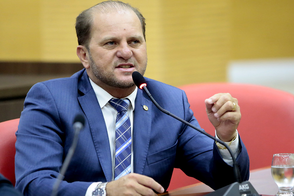 Ao tentar barrar lei de proteção ao consumidor, Energisa se coloca contra os rondonienses, afirma Cirone