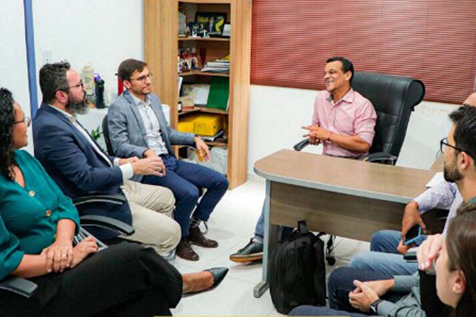 Defensoria realiza visita institucional à Câmara Municipal de Vereadores de Nova Mamoré