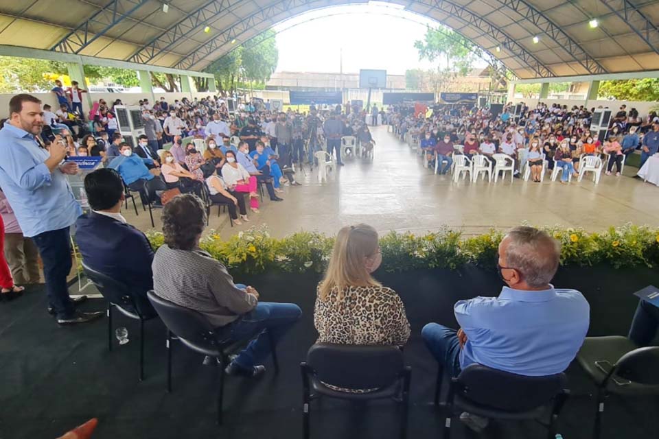 Em Ariquemes, presidente da ALE-RO, Alex Redano participa da abertura do ano letivo na rede estadual de ensino