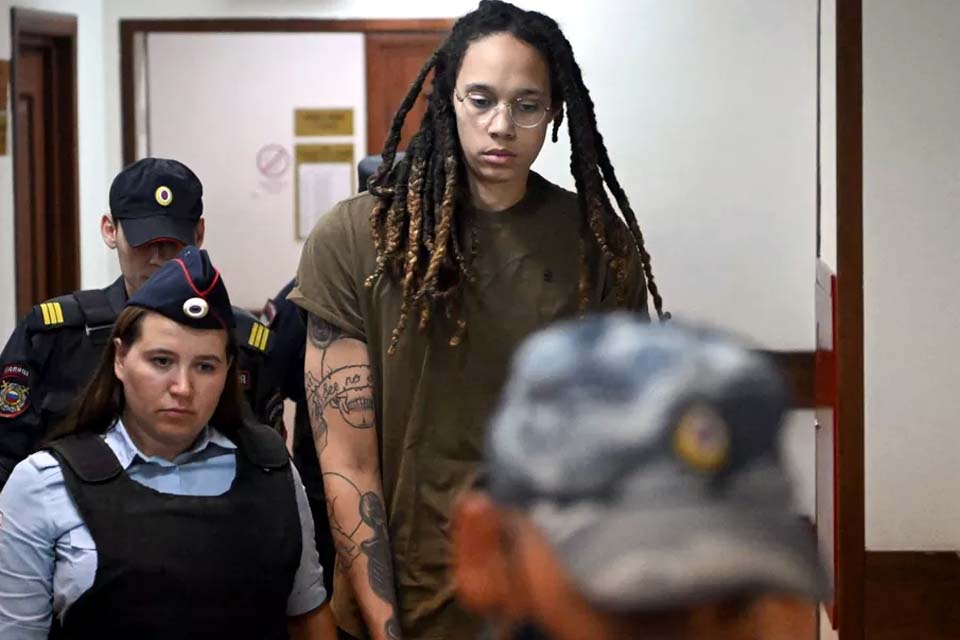 Brittney Griner, jogadora de basquete dos EUA, é transferida para colônia penal russa