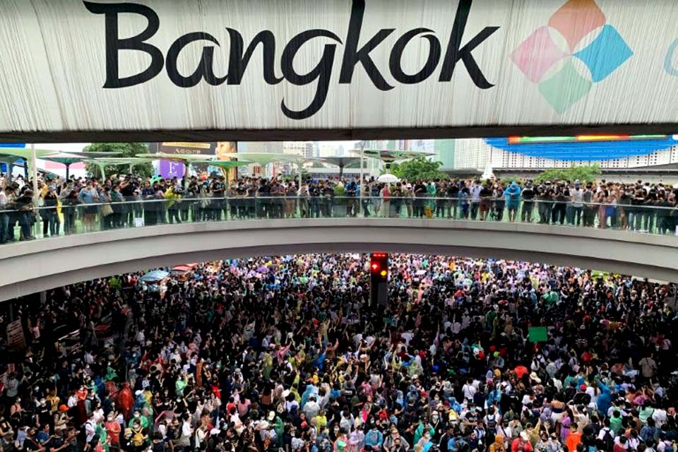 Manifestantes desafiam proibição e protestam nas ruas de Bangcoc