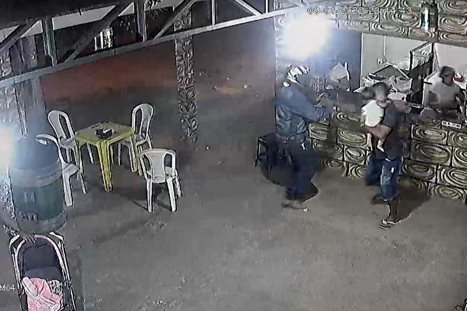 Dono de lanche sofre tentativa de homicídio com filha no colo 