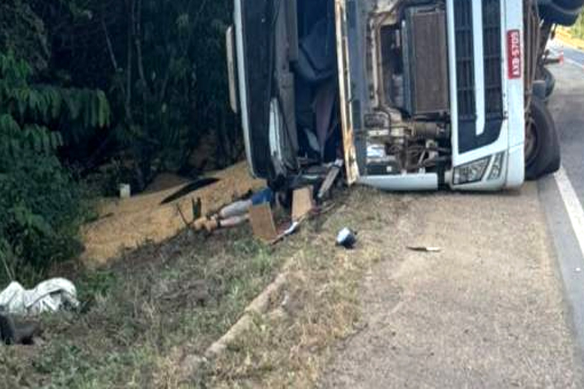 Motorista morre após carreta tombar na BR- 364 entre Vilhena e Pimenta Bueno