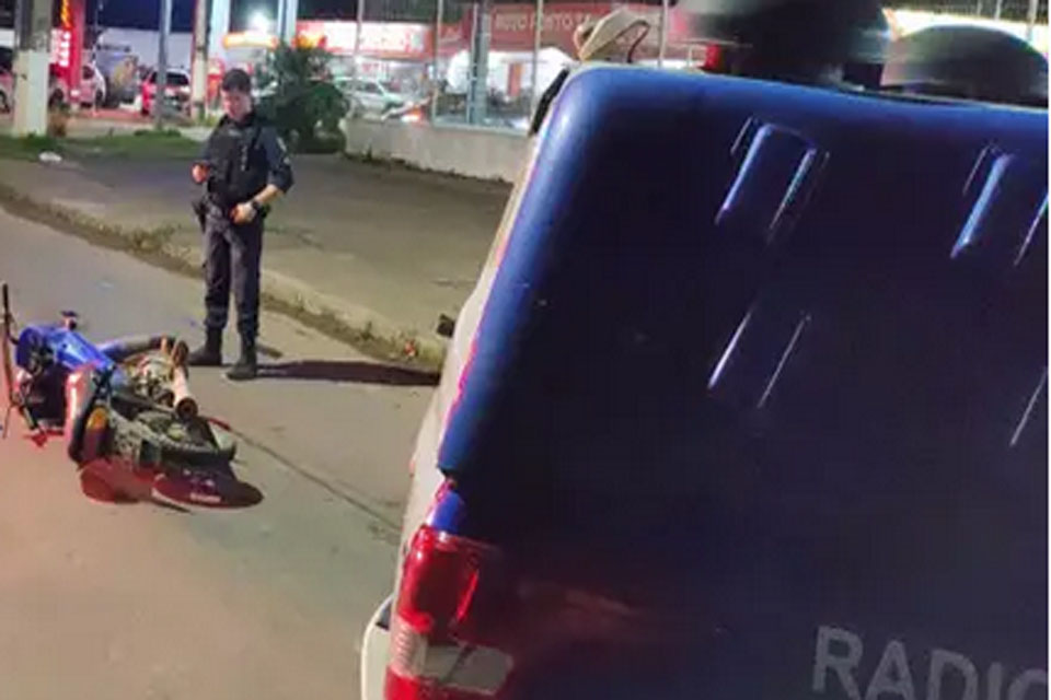 Motociclista com sintomas de embriaguez e sem habilitação causa cidente