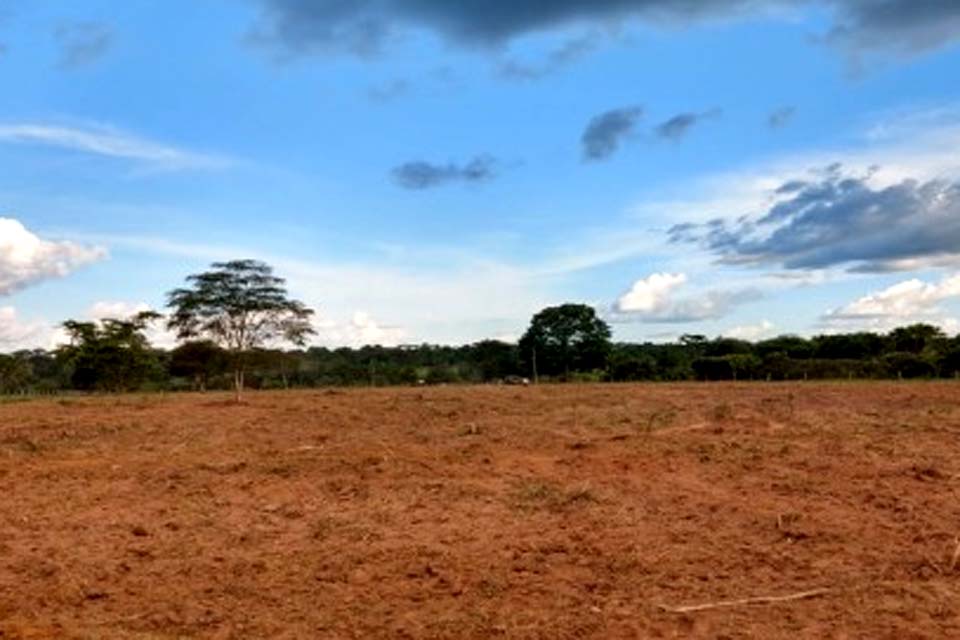 Agricultor da linha 180 é beneficiado com serviços de aração, aplicação de calcário, fósforo e semente de pastagem pela Semagri