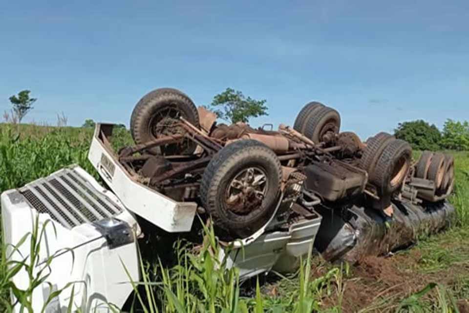 Caminhão tanque tomba na BR 364 após ser fechado por outro veículo