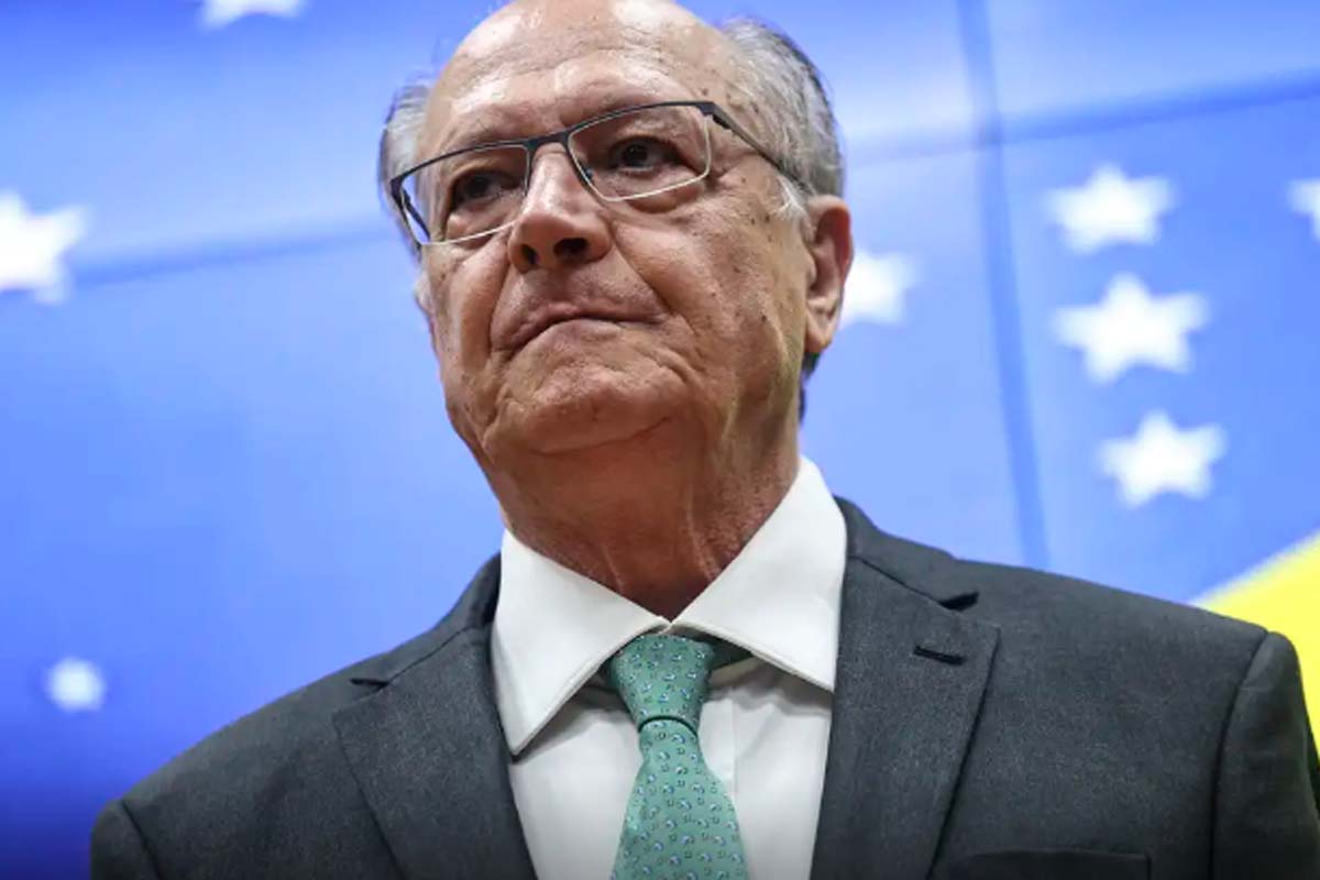 É factoide do clã Bolsonaro para desviar do caso Master, diz Alckmin