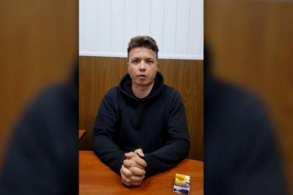 Blogueiro bielorusso detido aparece em vídeo e diz estar bem