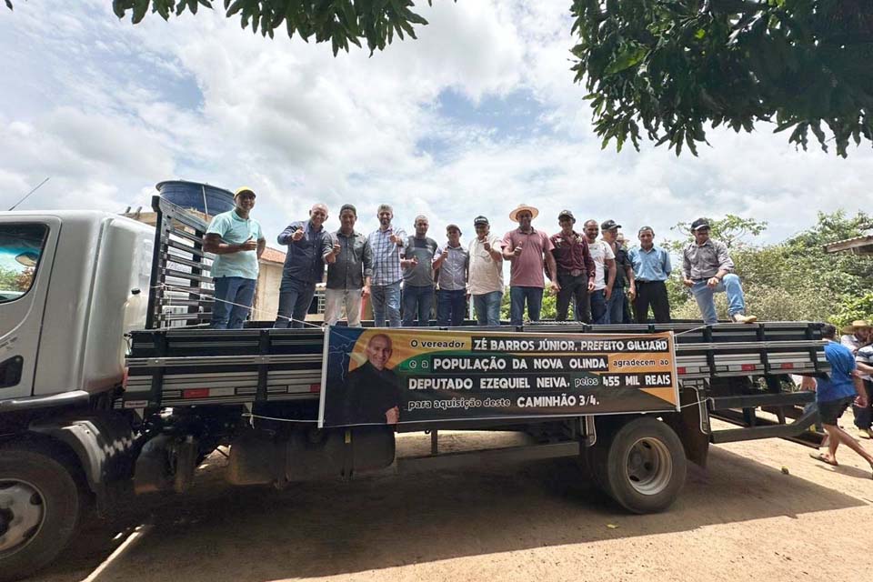 Em Theobroma, deputado Ezequiel Neiva atende comunidade de produtores rurais com a entrega de caminhão
