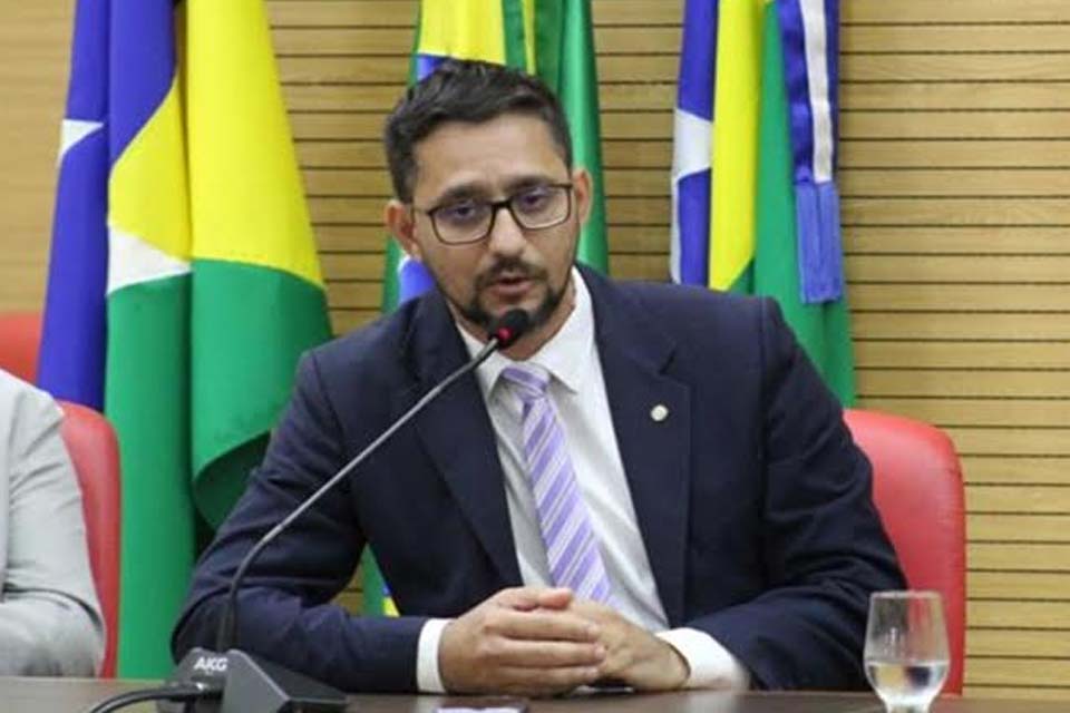 Deputado Anderson Pereira cobra explicação sobre paralisação de obra no Hospital Regional de Guajará-Mirim