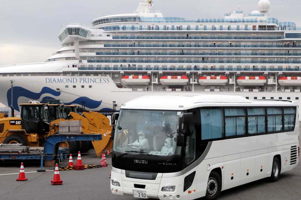 Japão permite saída de passageiros idosos de navio em quarentena