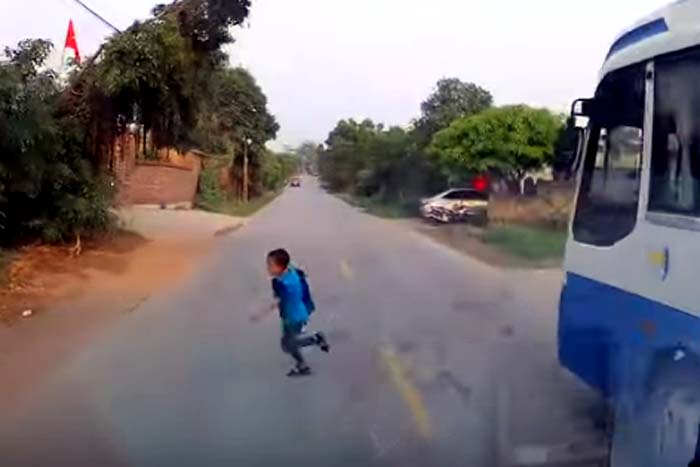 Criança aquase é atropelada ao atravessar rua correndo 