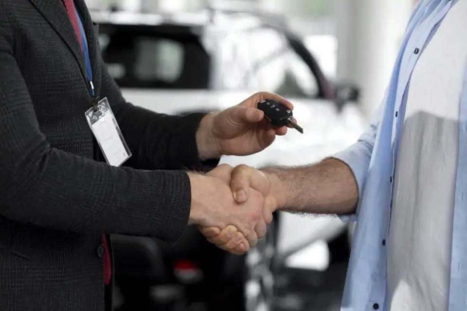 Concessionárias disputam clientes no primeiro fim de semana do pacote de descontos do governo