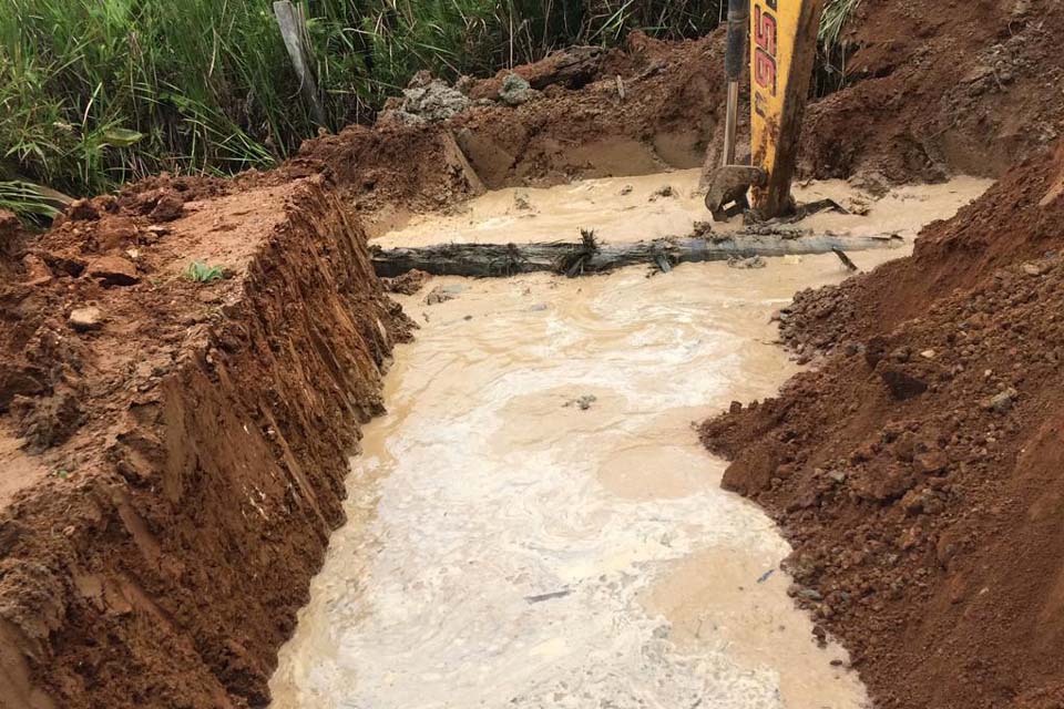 Secretaria Municipal de Obras e Serviços Públicos implanta bueiro de cimento no KM 20