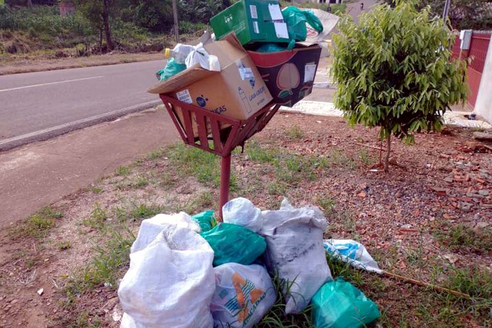 Empresária é obrigada a levar lixo para casa porque prefeitura não faz coleta