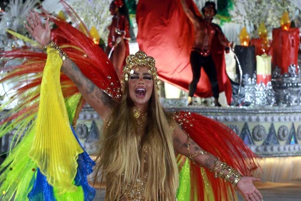 Irmã de Neymar, Rafaella Santos estreia na Sapucaí e comenta críticas por samba no pé: 'Não nasci sabendo'