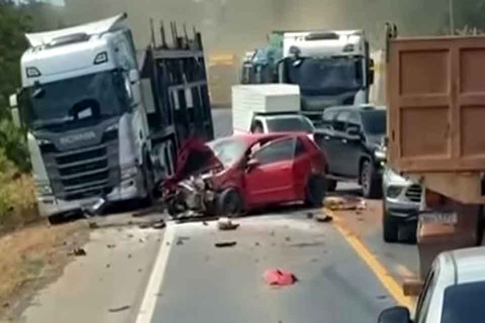  Carro fica destruído após colisão com caminhão cegonha na BR-364