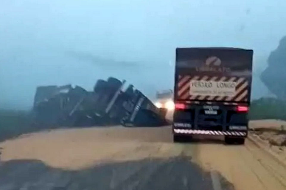 Colisão entre carreta e carro de passeio deixa feridos na BR-364