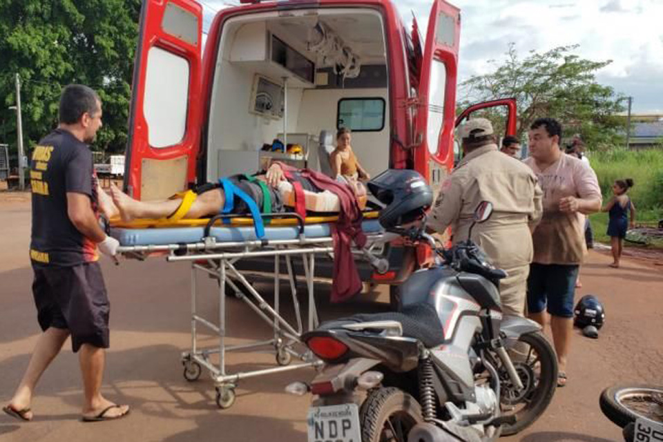  Mãe e filho ficam feridos em colisão envolvendo moto e carro 