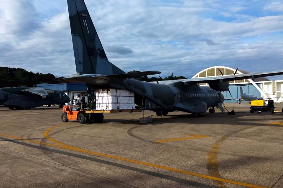 Aviões da FAB iniciam distribuição de vacinas aos estados