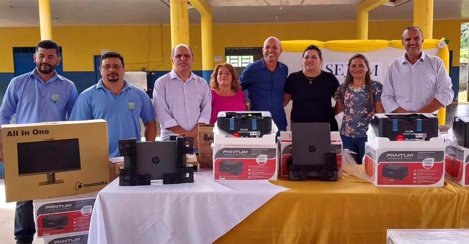 Deputado Ismael Crispin entrega equipamentos eletrônicos para duas escolas