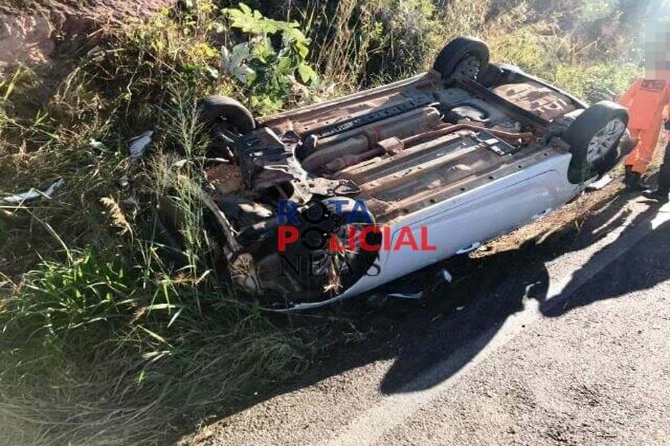 Motorista fica ferido após carro capotar na BR-435 entre Colorado e Cerejeiras