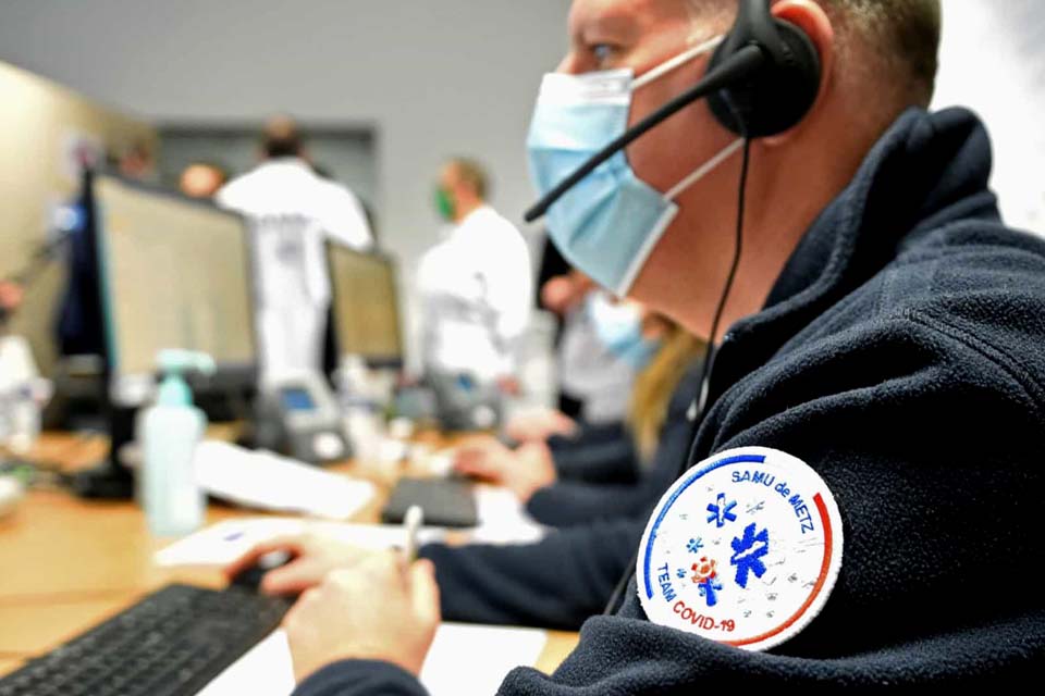 França reporta mais 21 mil casos, após anúncio de recolher obrigatório