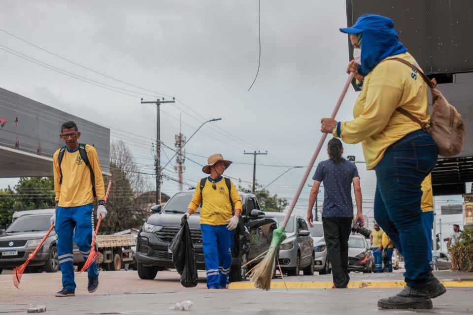 Mais de 20 ruas recebem serviços de tapa buraco no bairro Cohab 