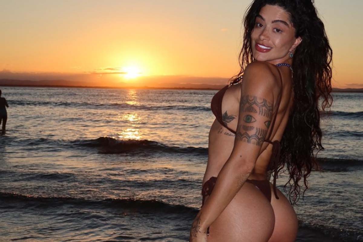 Aline Campos posa de biquíni e exibe bumbum torneado: 