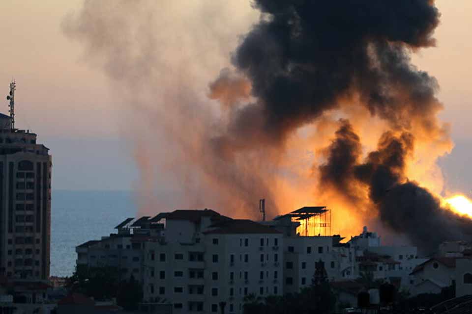 Israel bombardeia Gaza para conter militantes palestinos