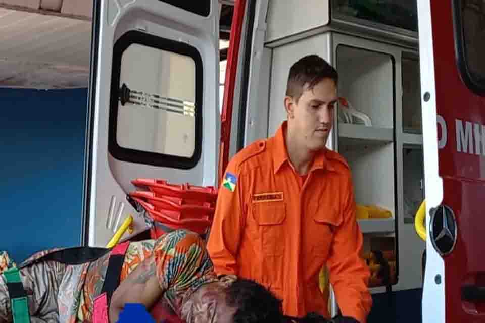 Homem é encontrado caído na calçada esfaqueado em Ji-Paraná