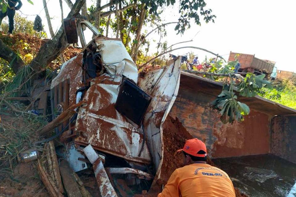  Servidor do DER morre após caminhão-caçamba despenca em rio