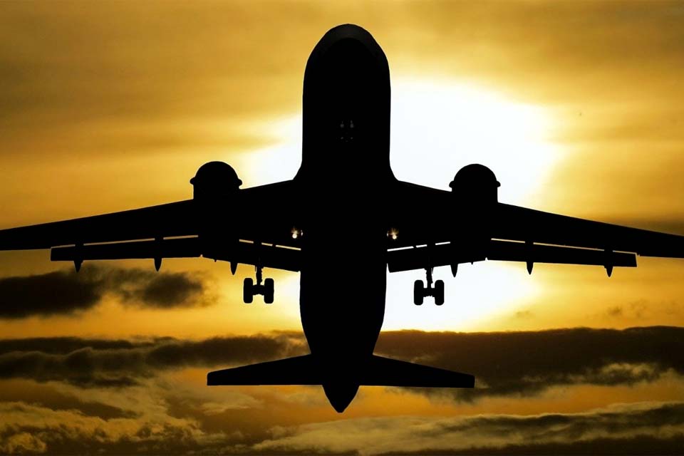 Empresas redirecionam voos para evitar espaço aéreo no Oriente Médio