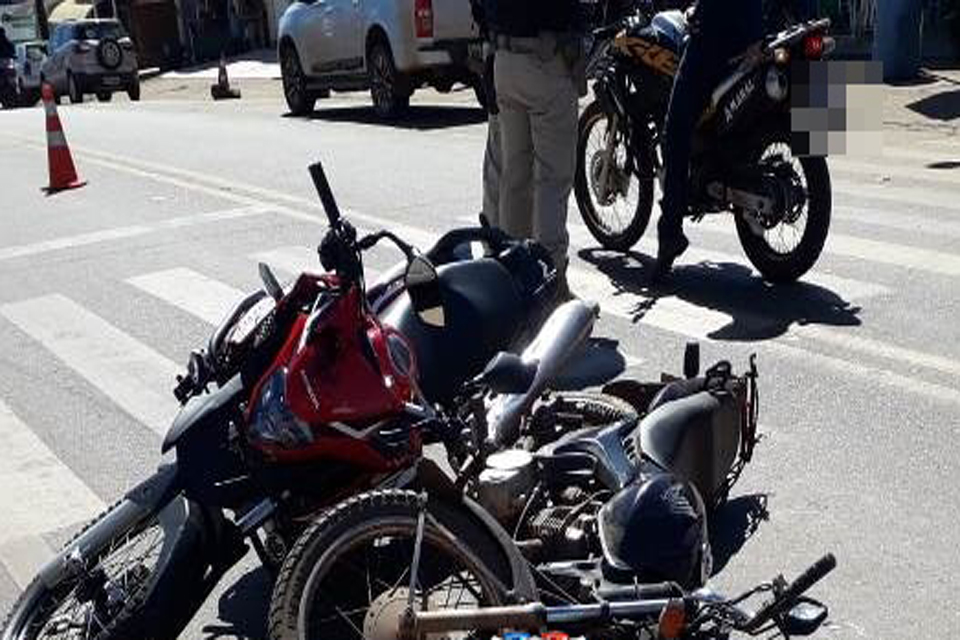 Colisão entre motocicletas deixa motociclista com fratura exposta 