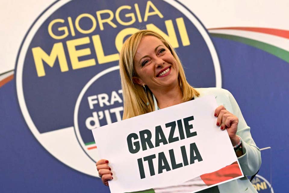 Itália inicia período de incerteza após vitória do partido pós-fascista de Giorgia Meloni