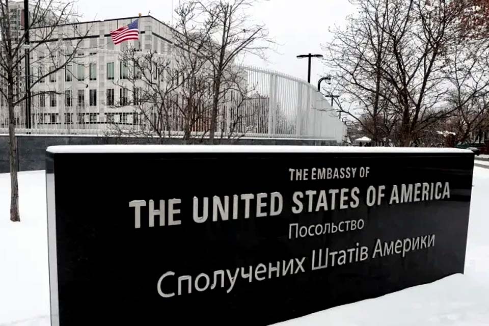 Estados Unidos retiram familiares de funcionários da embaixada em Kiev