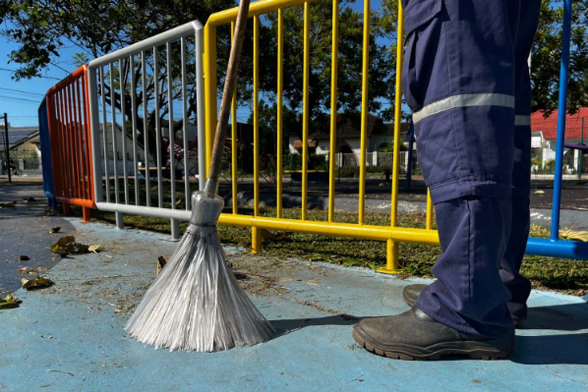 Reeducandos produzem vassouras recicláveis e reforçam serviços urbanos