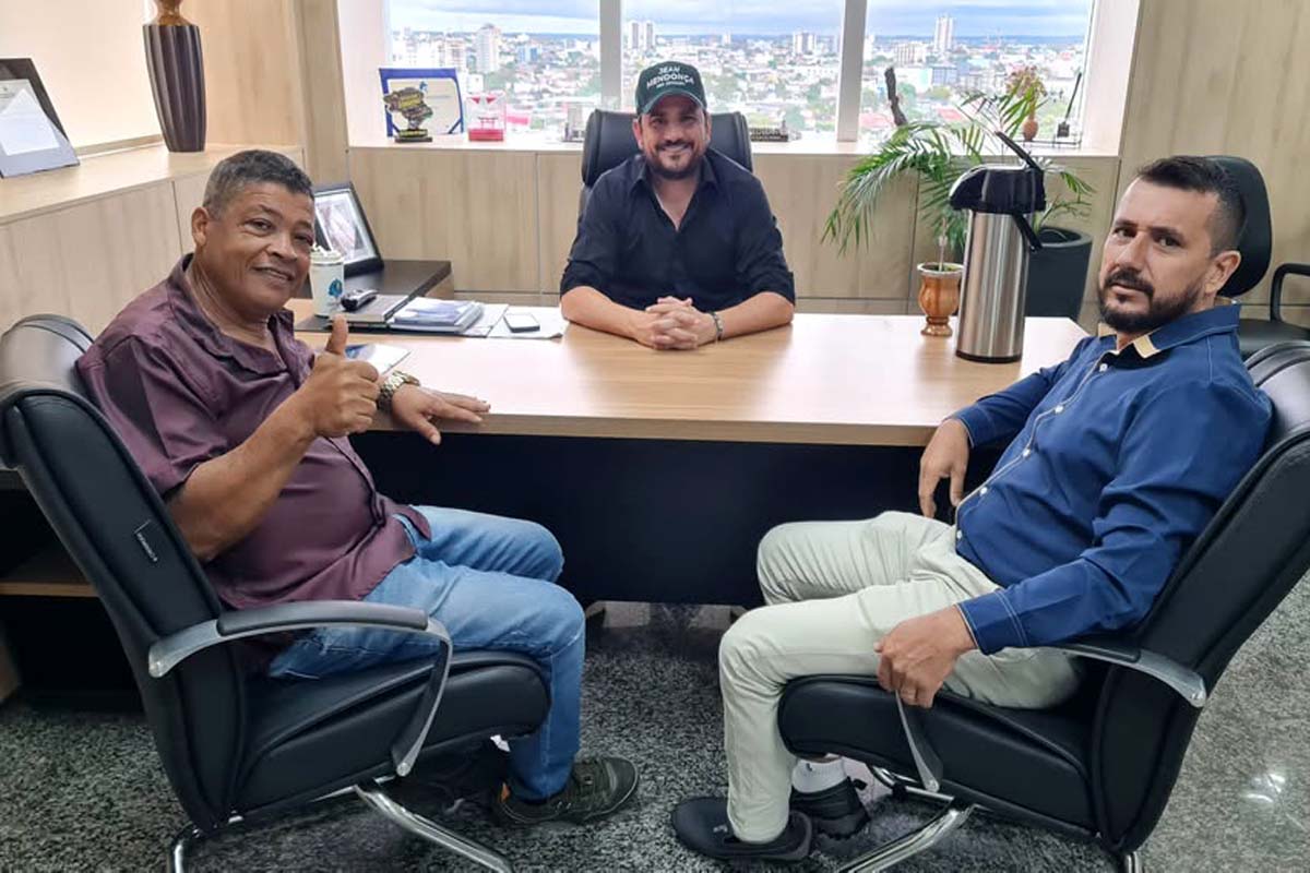 Deputado Jean Mendonça discute investimentos para Castanheiras com vereadores