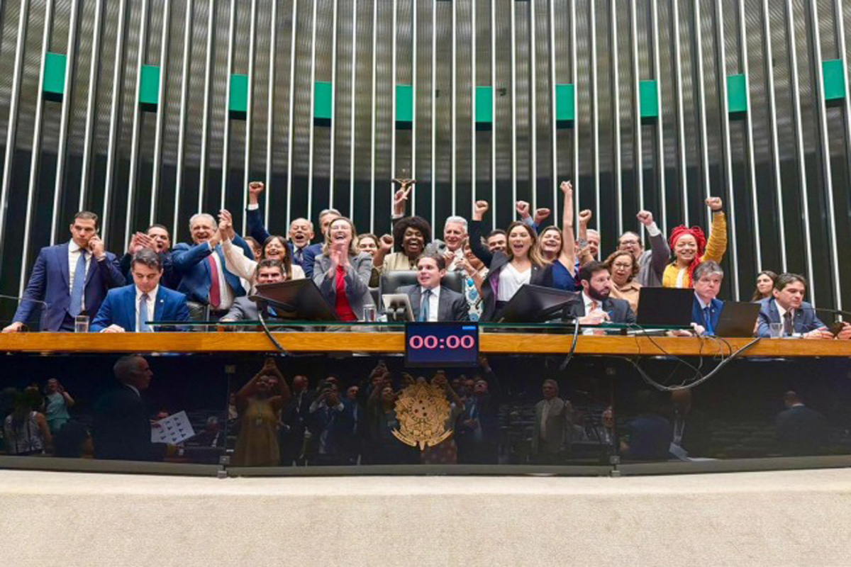 Piso salarial do magistério é aprovado na Câmara dos Deputados; Sintero destaca importância da valorização profissional 