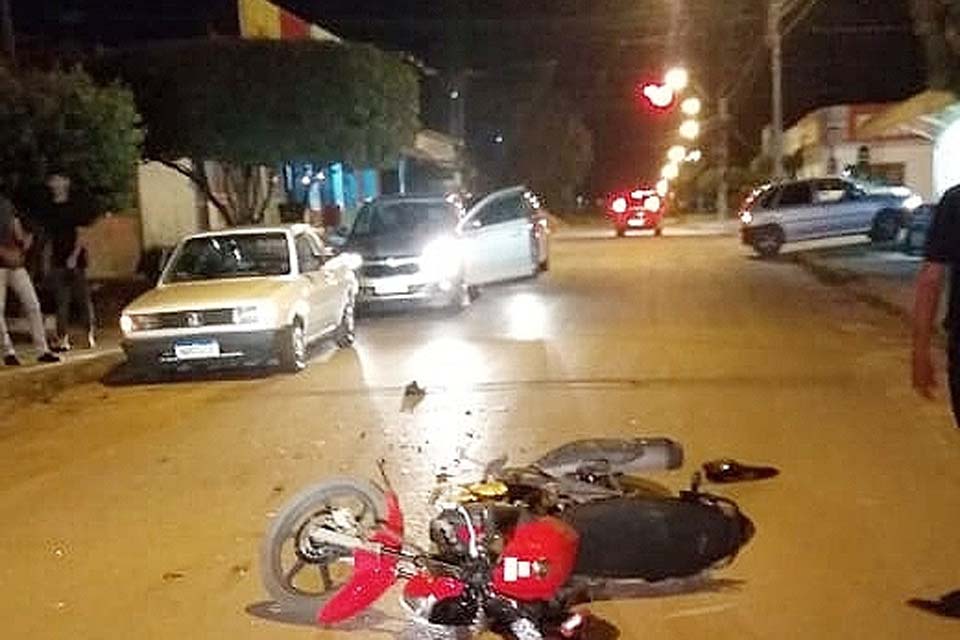 Motociclista sofre fratura exposta ao ser atingido por carro 