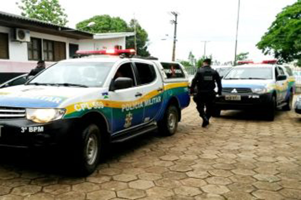 Homem que comercializava drogas é preso escondido debaixo de cama