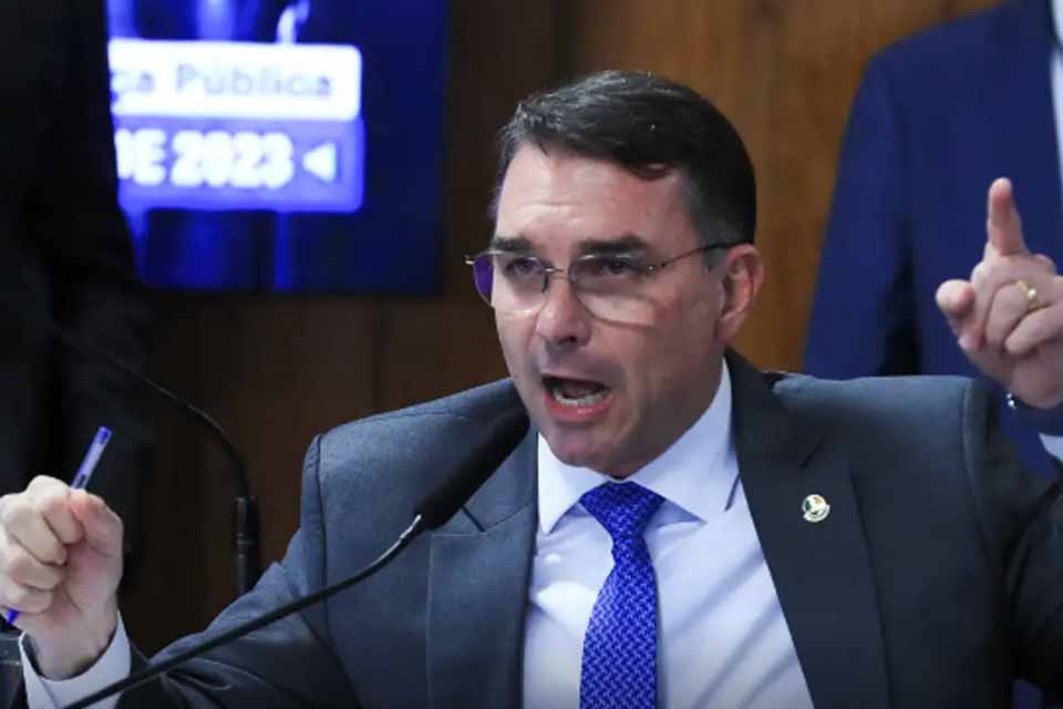 Em dia de operação contra Jair Bolsonaro, Flávio desembarca na Europa