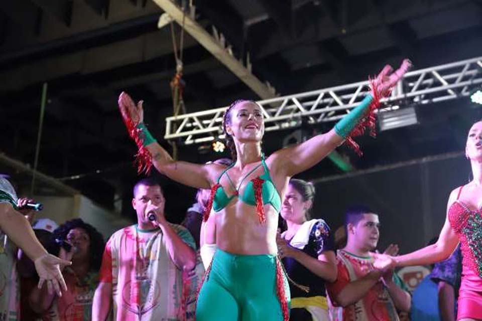 Paolla Oliveira ostenta corpo musculoso em ensaio de Carnaval