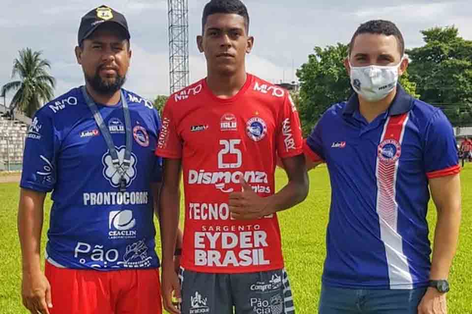 Jogador que quase desistiu após perder o pai para a Covid-19 assina com o Porto Velho