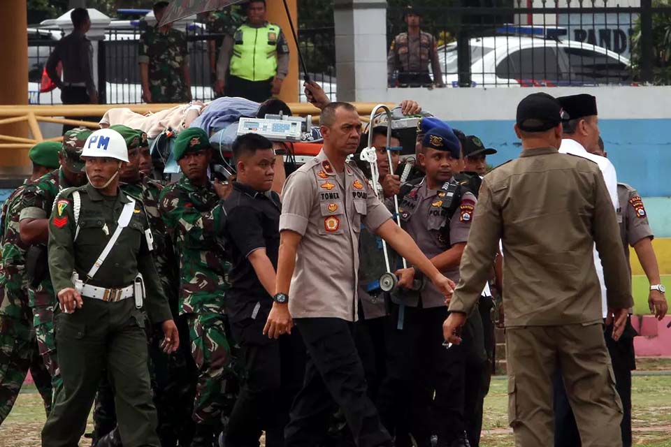 Ministro da segurança indonésio é esfaqueado
